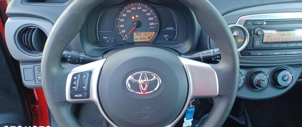 Toyota Yaris cena 14500 przebieg: 305000, rok produkcji 2013 z Krośniewice małe 121